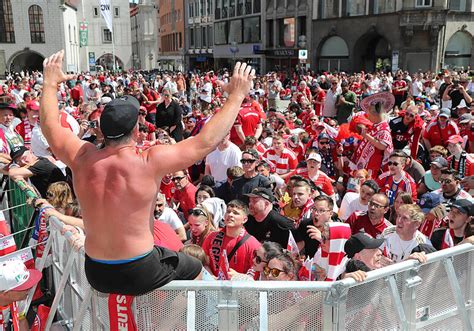 Doppelte Meisterfeier Des Fc Bayern Auf Dem Marienplatz Am Sonntag