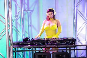 Curvy Brunette Babe Lasirena Revealing Her Amazing Naked Guns Photos