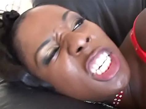 Puta se lo mete hasta el fondo de su coño y su amiga se folla su consolador XVIDEOS