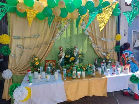 Altar a San Judas Tadeo decorado con dólares apantalla a devotos en