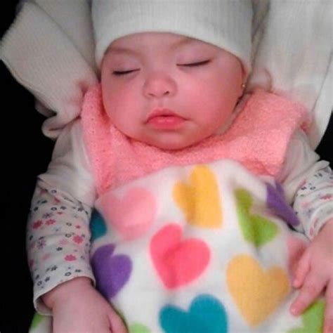 Depois de ser rejeitada por 10 famílias bebê HIV é adotada por casal gay