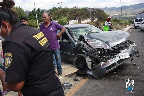 Choque entre auto y tráiler deja dos personas lesionadas Chiapas 24 7