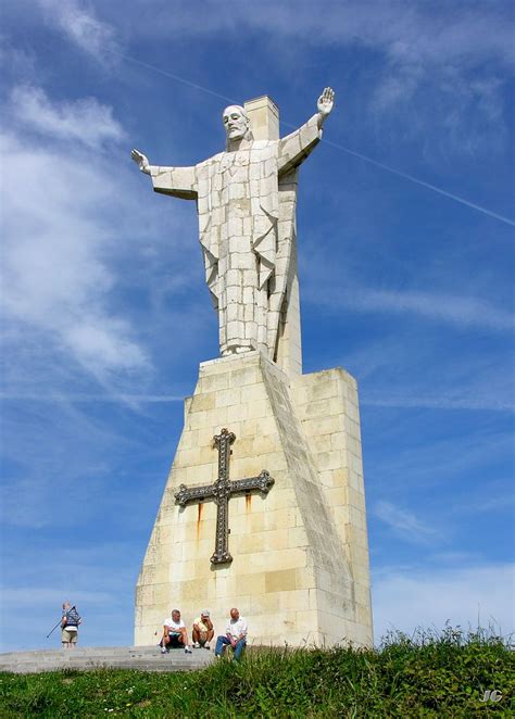 Monumento al Sagrado Corazón de Jesús en la cima del monte Naranco de