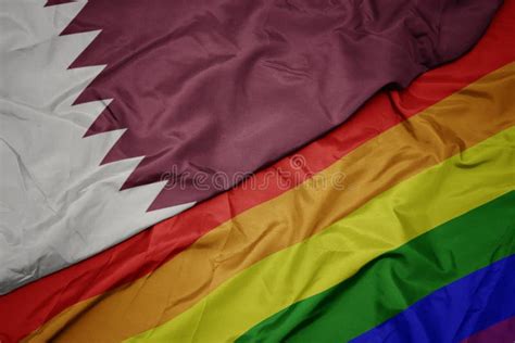 Bandera Gay Colorida Del Arco Iris Que Agita Y Bandera Nacional De Qatar Imagen De Archivo