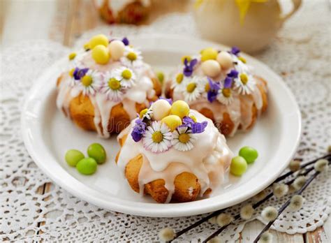 Tortas De Pascua Cubiertas Con La Formaci N De Hielo Adornada Con La