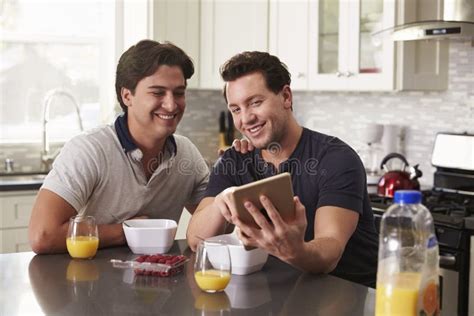 Pares Gay Masculinos Que Preparan Una Comida Junto En La Cocina Foto De Archivo Imagen De
