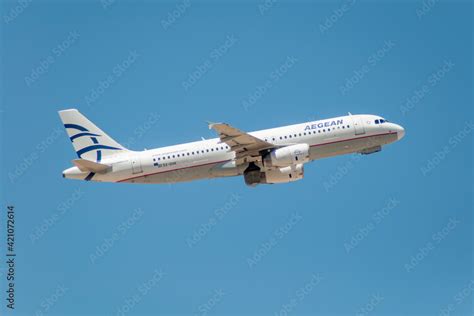 Avión De Línea Airbus A320 De La Aerolínea Aegean Airlines Despegando