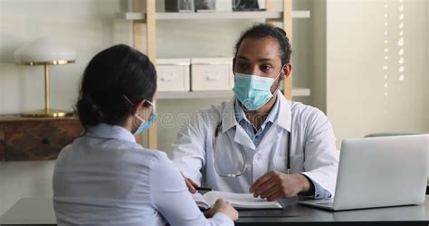 Donne Mature Anziane Di Visita Del Medico Alla Sua Casa Archivi Video Video Di Cura Ragazza