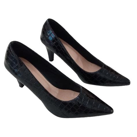 Sapato Feminino Modelo Scarpin Nas Cores Nude Preto E Prata Ideal Para O Trabalho Ou Eventos