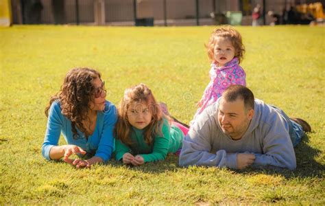 Familia Latina En El Parque De Verano Foto De Archivo Imagen De Familia Hermoso 194875096