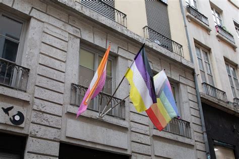 Bandeira Do Orgulho Gay Arco íris Fora Na Parede Símbolo Da Rua Da Comunidade Lésbica Transexual