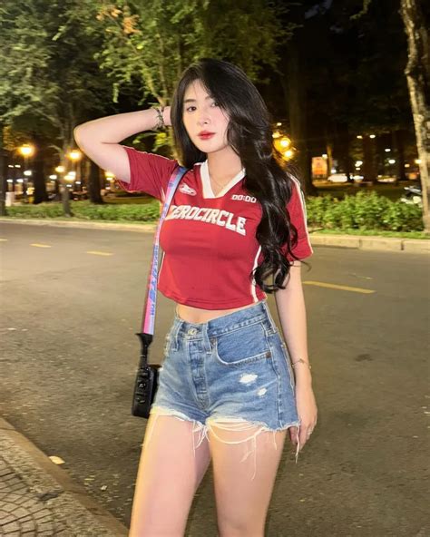 365 ảnh Quỳnh Alee bikini đẹp tự tin khoe body xịt keo