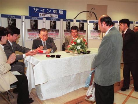 共著「新日本共産党宣言」のサイン会に出席した不：日本共産党の歩み 写真特集：時事ドットコム