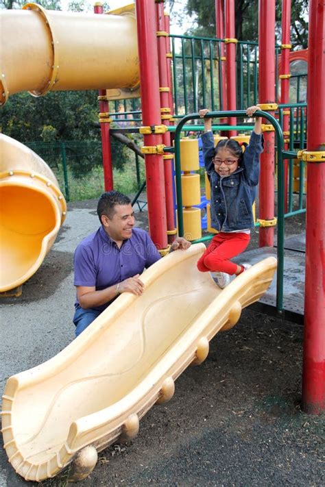 Pai Sua Filha Morena Latina Joga No Parque Nos Jogos Que Passam Em Qualidade Na Pobreza E Na