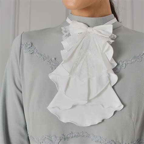 Жабо с бабочкой