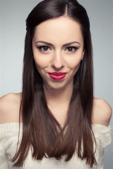 Portrait Du Beau Jeune Sourire Aux Cheveux Longs De Brune Image Stock Image Du Brunette