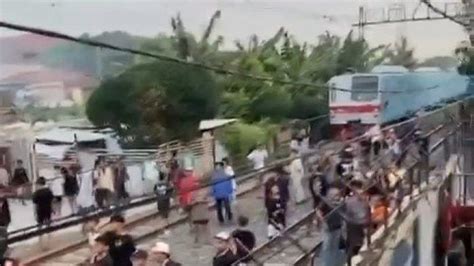 Tawuran Kelompok Remaja Pecah Di Rel Kereta Api Bikin Krl Berhenti