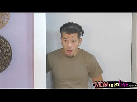 Madrastra y disfrutaron de sexo desagradable en tres vías en el dormitorio XVIDEOS