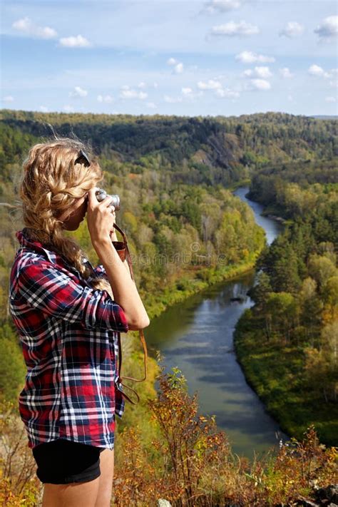 Jeune Touriste Blonde De Femme Sur Une Falaise Prenant Des Photos De L A Image Stock Image Du