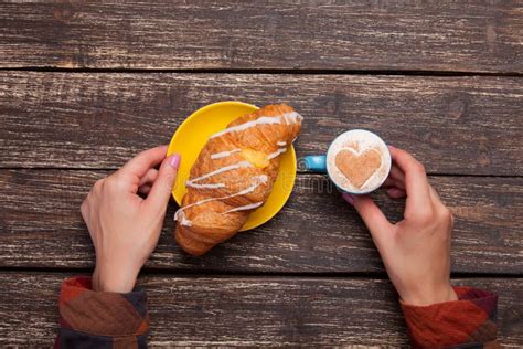 Manos Femeninas Que Sostienen La Taza Imagen De Archivo Imagen De