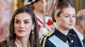 Leonor dEspagne en bikini sur une plage bien accompagnée cette Une qui affole la maison royale