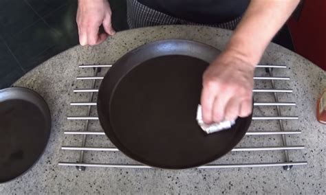 Восстанавливаем чугунную сковородку: блестит как новая и жарит лучше