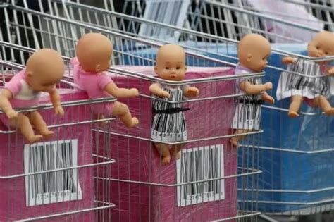 Fece Da Madre Surrogata Per Una Coppia Gay Dopo Il Parto Non Ha Piu Visto Sua Figlia