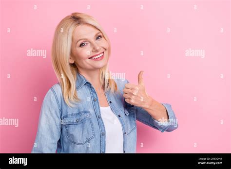Portrait De La Femme Optimiste Blonde Cheveux Portant La Veste Denim