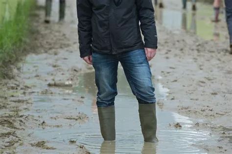 Firefighters rescue man stuck in mud - CoventryLive