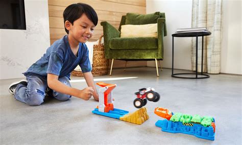 Hot Wheels Monster Trucks Zestaw Kaskaderskie lądowanie Sklep komputerowy x kom pl