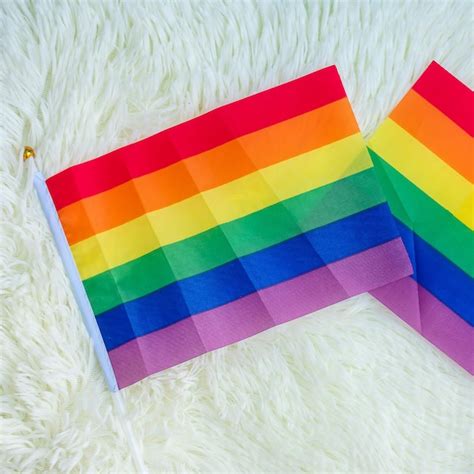 Lgbtq Bandera Del Arco Iris Sobre Fondo Blanco Apoyar A La Comunidad Lesbiana Gay Bisexual