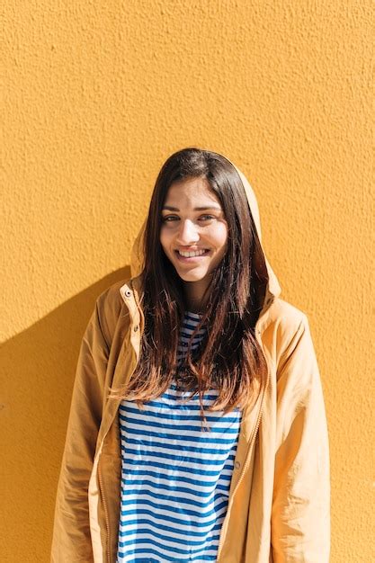 Retrato de um sorrindo mulher jovem Foto Grátis