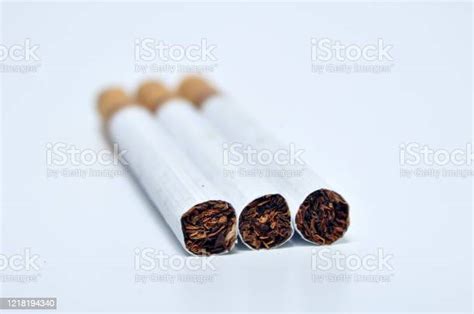 Closeup Tembakau Rokok Latar Belakang Putih Foto Stok Unduh Gambar