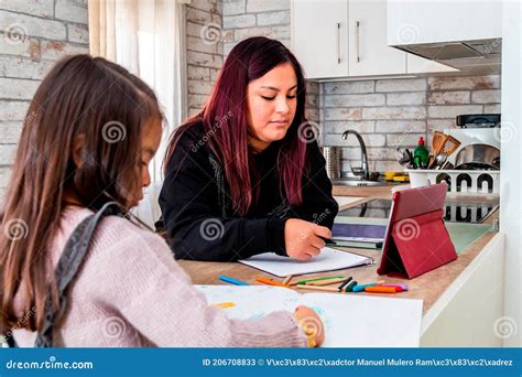 Mujer Latina Estudiando Con Su Hija En Casa Imagen de archivo Imagen de hispanico doméstico