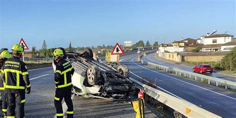 Dos Heridos Tras Volcar Un Veh Culo En Un Aparatoso Accidente En El