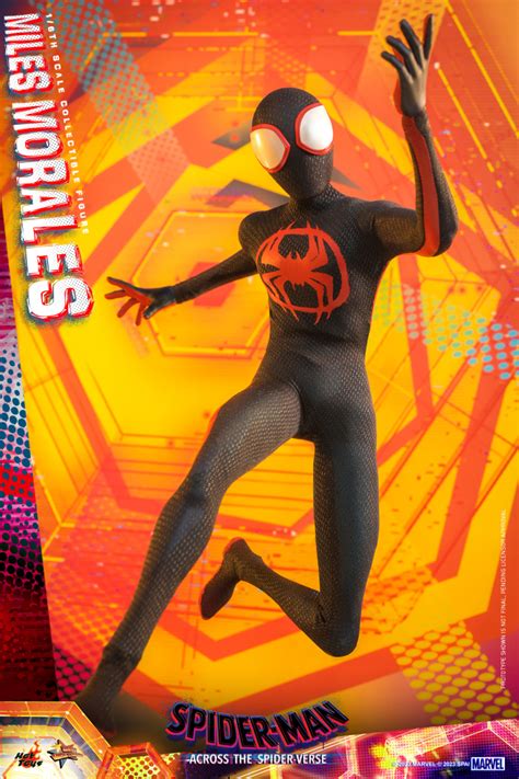 Hot Toys蜘蛛人穿越新宇宙邁爾斯摩拉斯Miles Morales1 6 比例收藏級人偶 英雄造型日常穿搭一次滿足