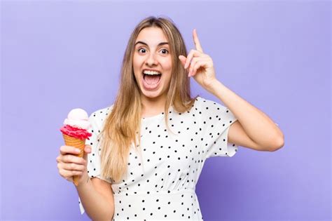 Jolie Femme Blonde Se Sentant Comme Un Génie Heureux Et Excité Après Avoir Réalisé Une Idée