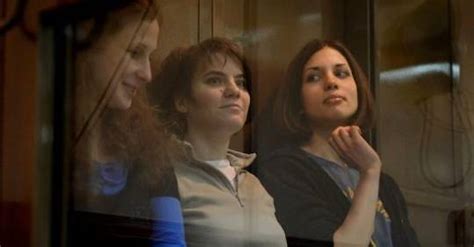Russie le procès en appel des Pussy Riot reprend dans l ombre de Poutine