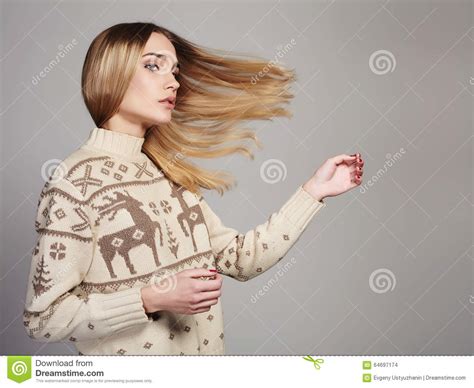 Mooie Vrouw Met Vliegend Haar In De Wintertrui Het Blonde Meisje Van De Schoonheid Stock Foto