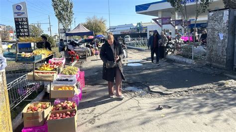 Тротуар на Жибек Жолу забит стихийными торговцами. Фото
