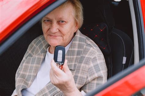 Anciana Feliz De Conducir Un Auto Nuevo Foto Premium