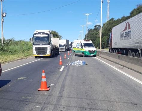 Pedestre morre após ser atropelado por caminhão de carga na Rodovia do