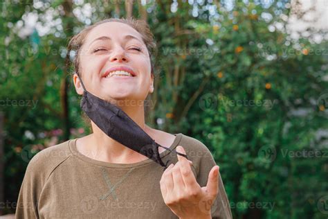 Feliz Chica Positiva Se Quita La M Scara M Dica Protectora De La Cara