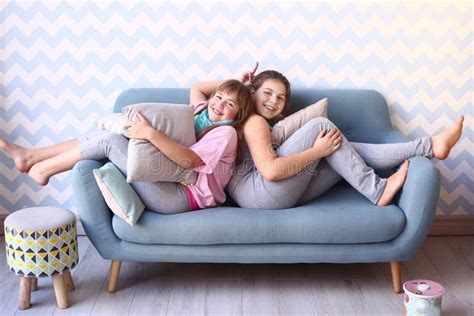 Soeur Blonde D Adolescent Dans Des Pyjamas Sur Le Sofa Image Stock Image Du Chambre Indoors