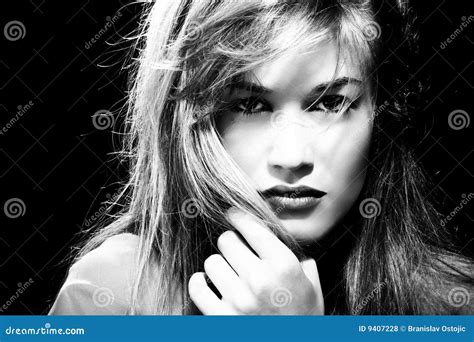 Zwart Wit Portret Van Een Blonde Vrouw Stock Foto Image Of Mooi Sensueel