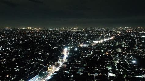 Una Vista De Una Ciudad Por La Noche Desde Lo Alto De Un Edificio