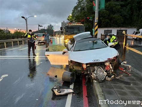 快訊／千萬r8超跑撞電桿「車尾全爛」 副駕21歲女搶救不治 Ettoday社會新聞 Ettoday新聞雲