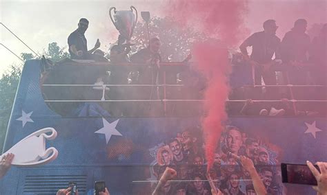 Bologna Pullman Scoperto E Grande Festa Per La Qualificazione In