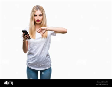 Junge H Bsche Blonde Frau Mit Smartphone Ber Isolierte Hintergrund Mit Ver Rgerten Gesicht