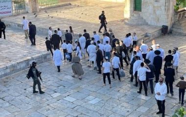 Siedler stürmen Al Aqsa und feindliche Truppen verschärfen ihre